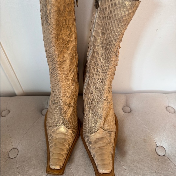 Rare gold shimmery snake skin booties with zipper. Size 38 - Picture 3 of 8